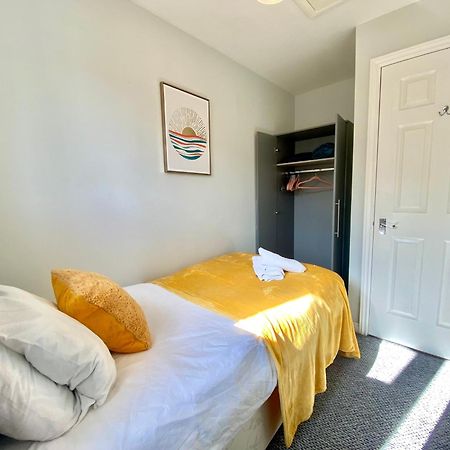 Free Private Parking! Oakley House And Garden! Fully Equipped 4 Comfy Beds Villa คอร์บี ภายนอก รูปภาพ