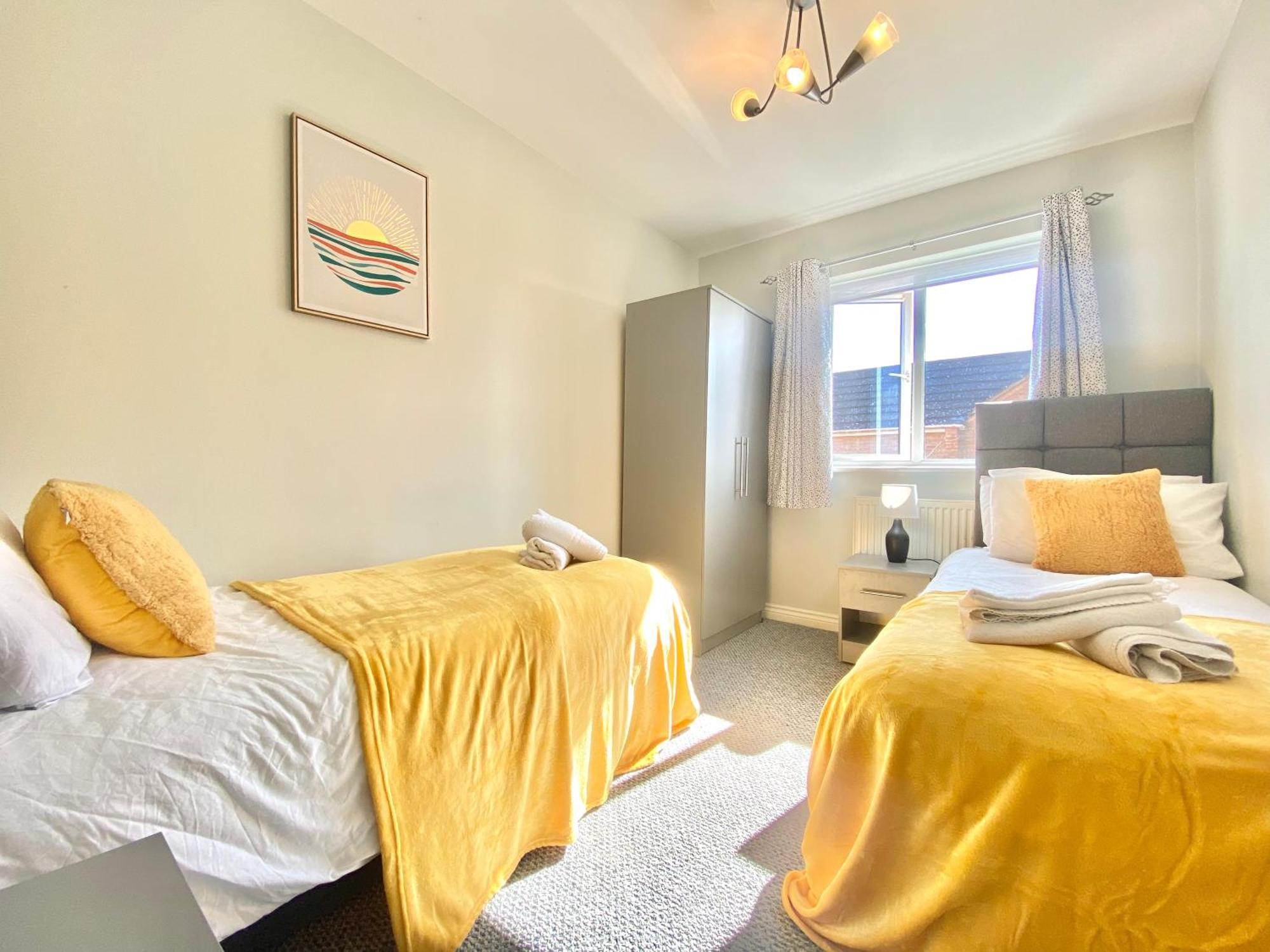 Free Private Parking! Oakley House And Garden! Fully Equipped 4 Comfy Beds Villa คอร์บี ภายนอก รูปภาพ