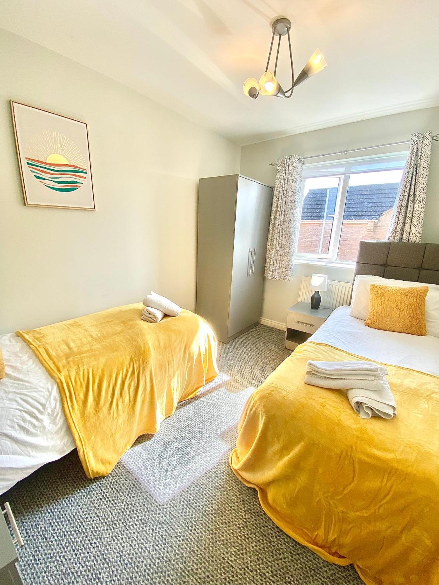Free Private Parking! Oakley House And Garden! Fully Equipped 4 Comfy Beds Villa คอร์บี ภายนอก รูปภาพ